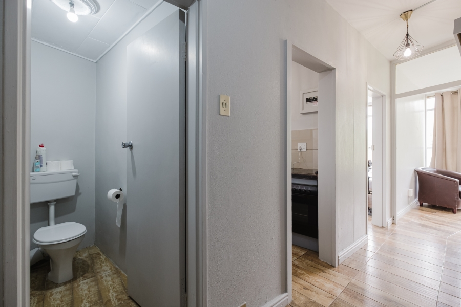 1 Bedroom Property for Sale in Vredehoek Western Cape